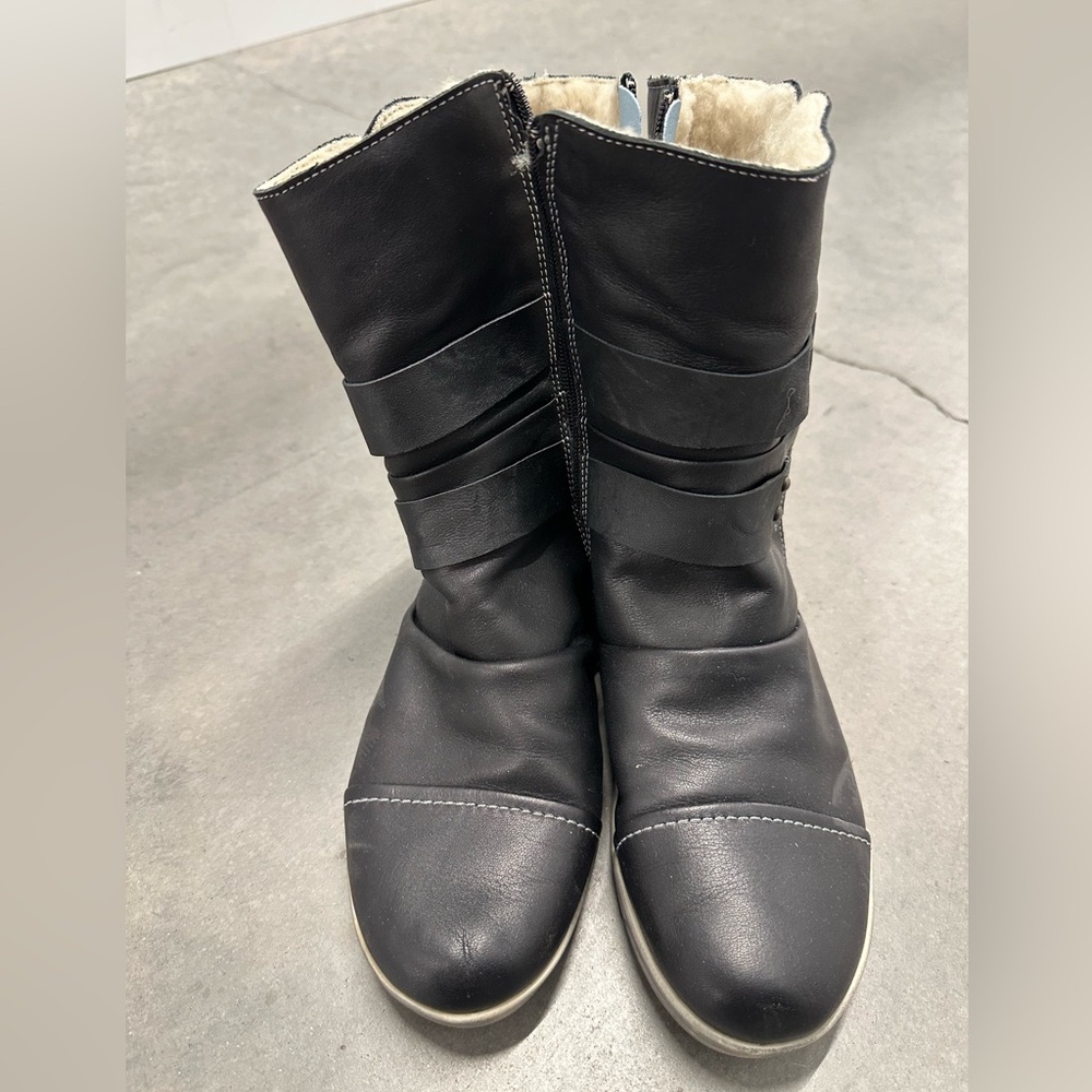Cloud  Boots  Women’s   size 8